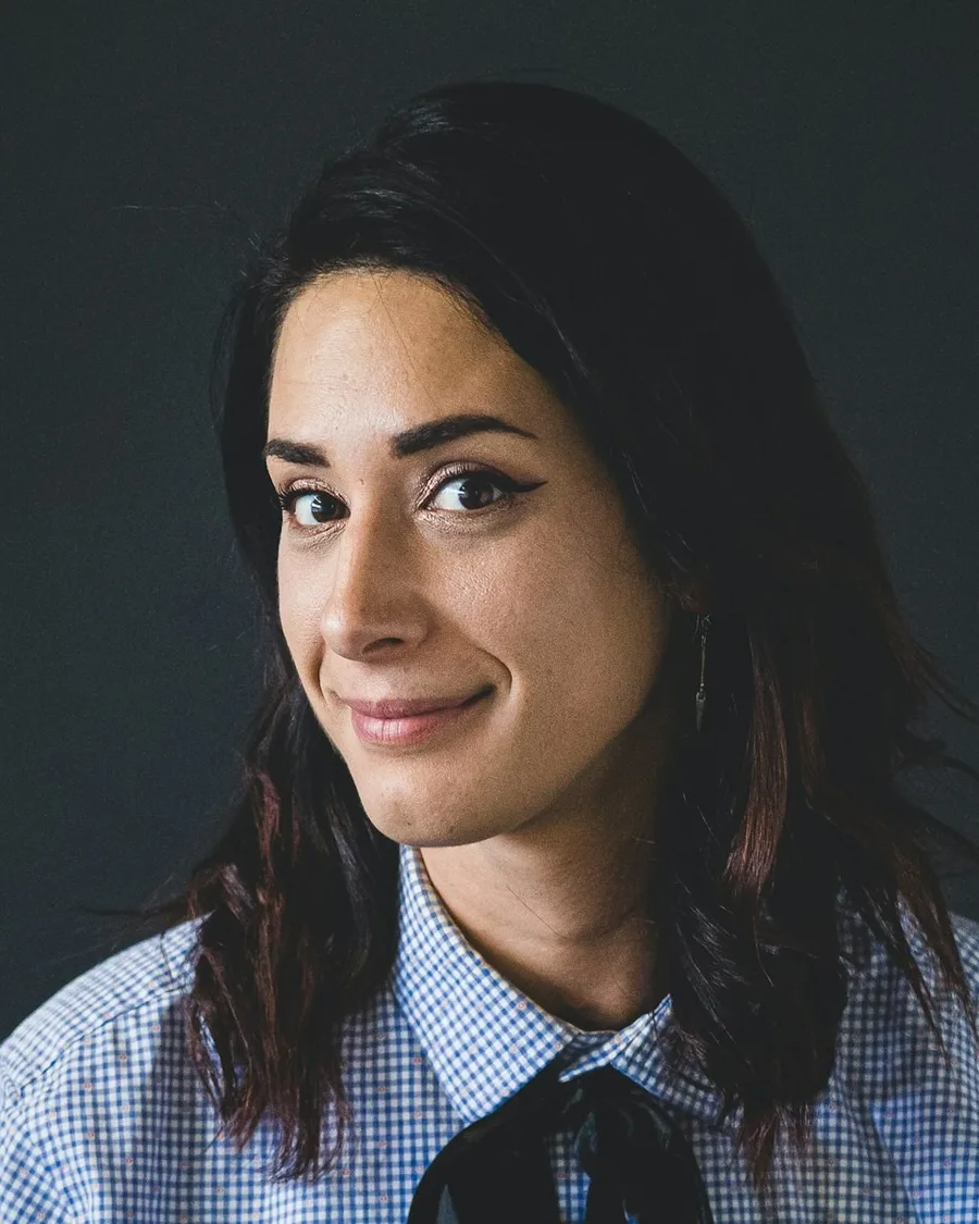 Giada Stroppa, ritratto a mezzo busto su fondo scuro.