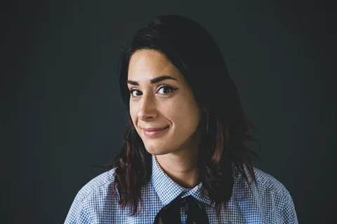 Giada Stroppa, ritratto a mezzo busto su fondo scuro.